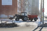 Городские службы обрабатывают дороги и тротуары против гололеда