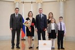Евгений Куйвашев в Год семьи, объявленный Президентом РФ, вручил госнаграды многодетным уральцам