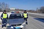 Водитель из Курганской области поблагодарил инспекторов ДПС Каменска-Уральского за помощь на трассе в морозное утро