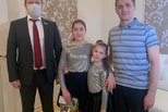 Детям медработников региона, работающим в «красной зоне», вручают новогодние подарки от губернатора Свердловской области