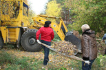 Волонтеры вышли на субботники и очистили от мусора лесопарковые зоны и дворы