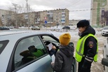 Ребята из отряда ЮИД "Светофорик" напомнили водителям о соблюдении правил дорожного движения