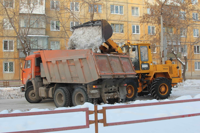 Продолжается вывоз снега с улиц Каменска-Уральского