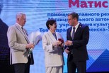 Присвоить почетное звание и наградить медалью