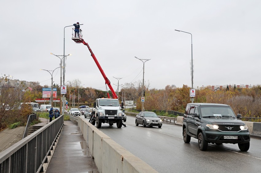 На Байновском мосту меняют светильники: движение временно скорректировано