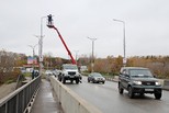 На Байновском мосту меняют светильники: движение временно скорректировано