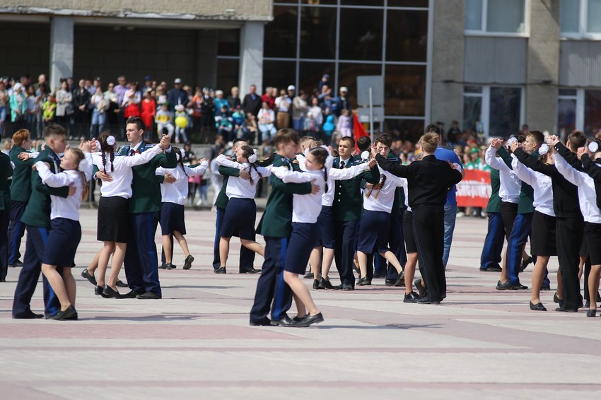 Победа каменск уральский. Парад 9 мая Каменск Уральский 2022. Трансляция парада Победы Каменск Уральский 2022. Парад Главная площадь Каменск Уральский 2019 фото.