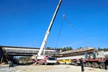 Дорожники ведут монтаж балок нового путепровода на 13-м километре ЕКАД