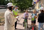 Дорожные полицейские и сотрудники библиотеки имени П.П. Бажова поздравили каменцев с Всемирным днем велосипеда