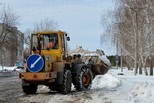 В Каменске-Уральском продолжается очистка дорог, тротуаров и дворов от снега