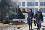 Евгений Куйвашев проверил ход работ на стройплощадке Губернаторского лицея в Солнечном