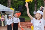 Дождь не спугнул праздник: в Каменске-Уральском весело прошёл второй «ОдуванчикФест»