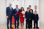 Денис Паслер вручил государственные награды, в том числе первые в регионе знаки «Мать-героиня», многодетным уральцам