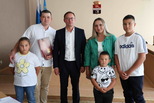 Алексей Герасимов вручил свидетельство о праве на получение социальной выплаты на приобретение жилья молодой многодетной семье