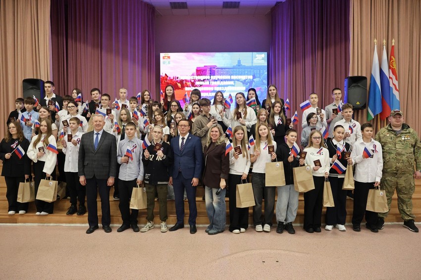 Молодые каменцы получили главный документ
