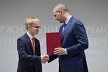 Денис Паслер вручил губернаторские премии «отличникам» Всероссийской олимпиады школьников из Свердловской области