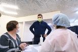 Евгений Куйвашев проверил работу пункта вакцинации от коронавируса в одном из торговых центров Екатеринбурга