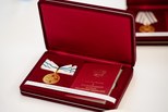 Денис Паслер вручил государственные награды РФ уральским многодетным семьям