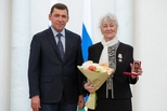 Евгений Куйвашев вручил государственные награды и знаки отличия выдающимся уральцам