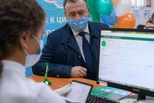 Алексей Орлов получил Единую социальную карту «Уралочка»