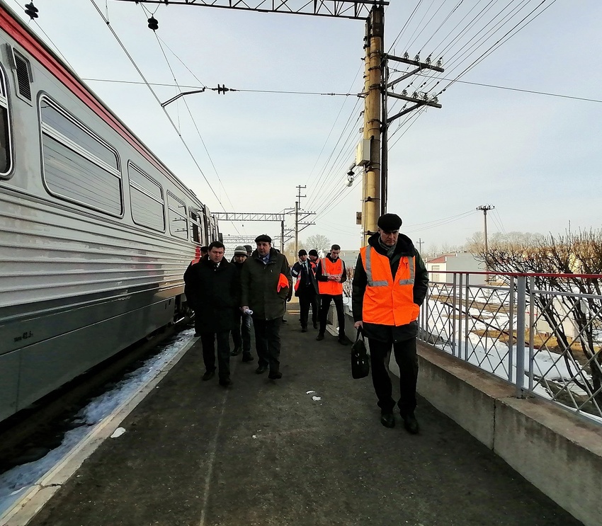 Поездная диспетчерская связь предназначена для руководства движением поездов кем