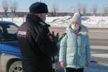 «Цветы для автоледи». В Каменске-Уральском сотрудники Госавтоинспекции поздравляли женщин с 8 Марта
