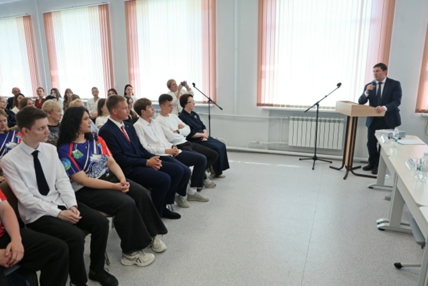 Медалисты школ Каменска-Уральского пообщались с первым заместителем губернатора Свердловской области Алексеем Шмыковым