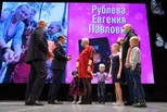 Глава Каменск-Уральского городского округа вручил медаль «За материнские заслуги»