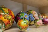 Подносы и шары с традиционной тагильской росписью украсили новогоднюю ёлку Свердловской области на выставке «Россия»